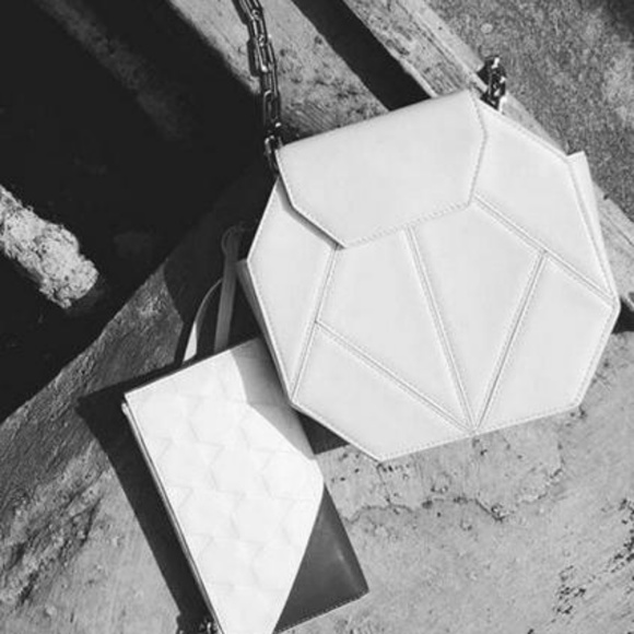 GUC HEIRLOOM Leather Chain Crossbody Bag - Picture 5 of 8